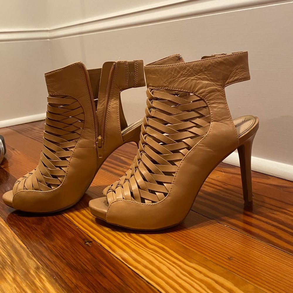 Gianni Bini tan leather heels